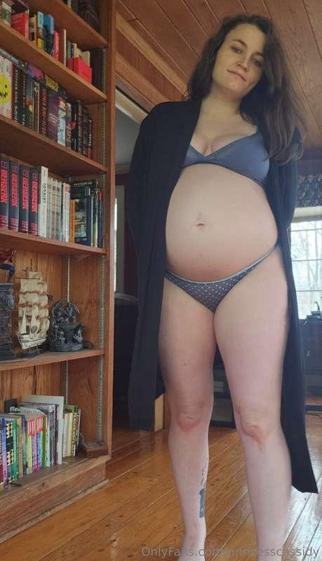 🌼 Happy Humpday Bumpday! 🌼  I did a little photoshoot 📷 Mond..