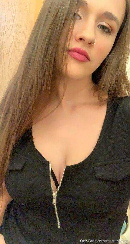 Got another shoot with a bad babe scheduled for today. ?
Mak..