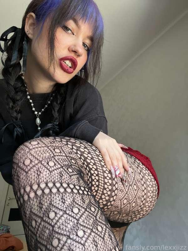 i accidentally ripped this tights right after taking the pics.. wish it had happened in some more sexy setting ahhh

#tights #fishnets #lacetights #pantyhose #outfit #lipstick #egirl #girlnextdoor #thighs