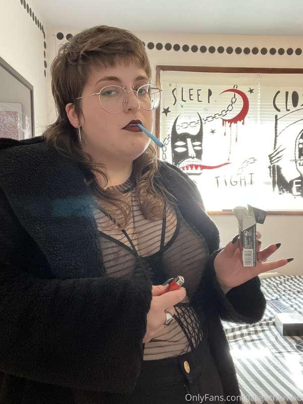 Getting ready to film something fun ;).
#goth #pawg #queer #..