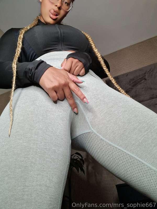 Pathetic man like you don’t deserve pussy ever again 😈