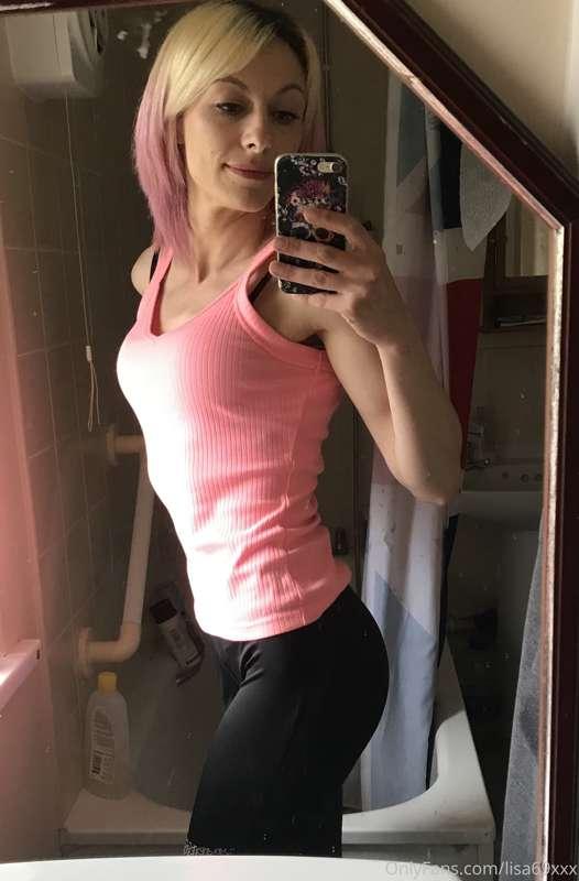 Same pink top, with tight sexy leggings ❤️