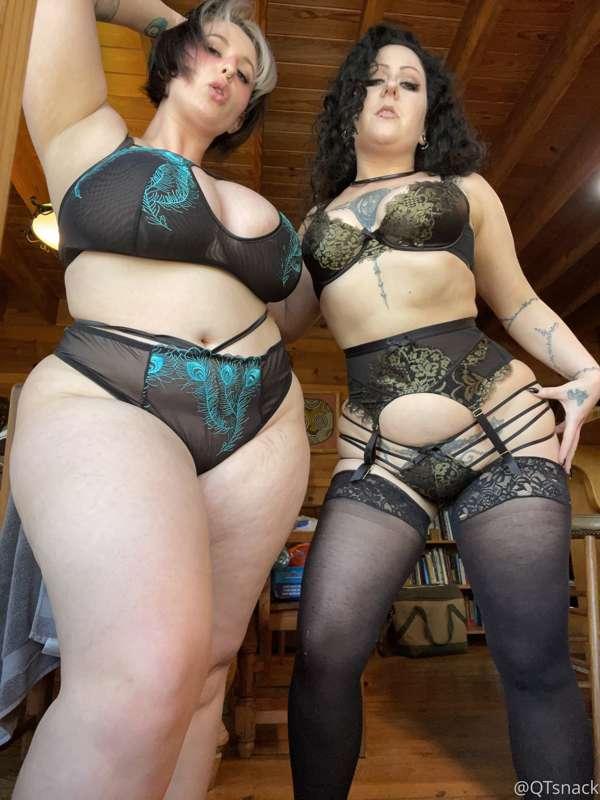 Having fun at this Airbnb with @hexhypoxiafree 🥰