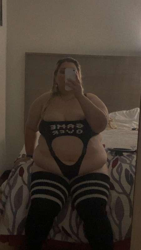 divineee✨ 

look how low my belly hangs over my massive Fupa..