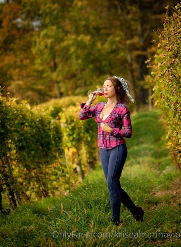 Just a little peak from my vineyard shoot 🍷