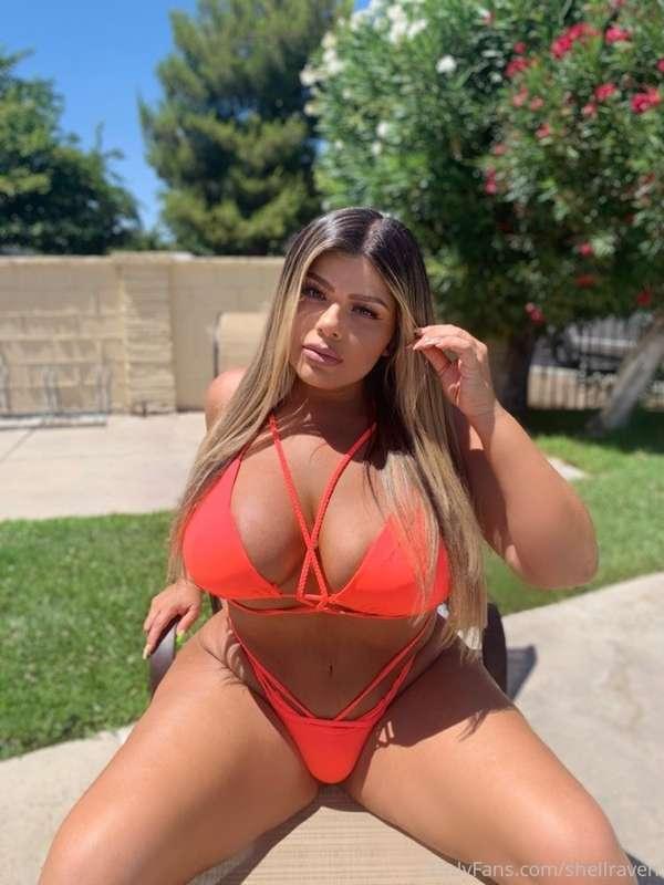 About to take a dip in the pool💦💦😈