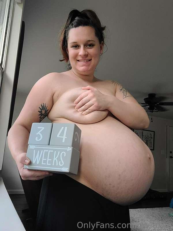 Happy 34 weeks! ❤️☺️ Time is moving fast so I've been busy t..