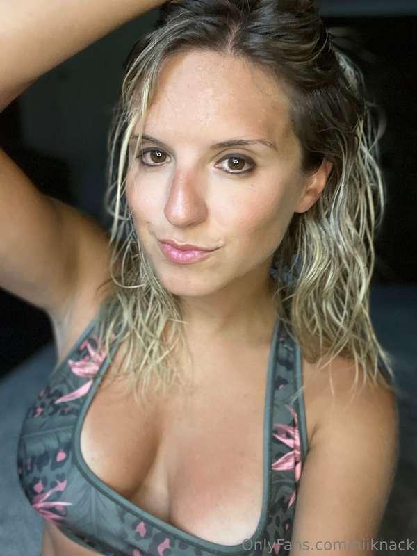 Happy Friday! What’s everyone up to this Friday night!?💙💜