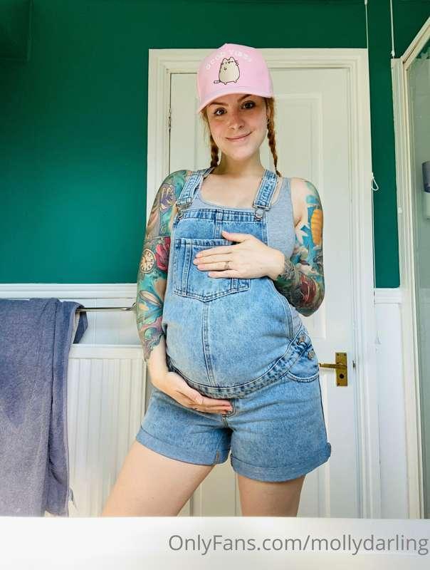 Todays bump-fit. Feelin kinda trailer trash cute like daddy ..