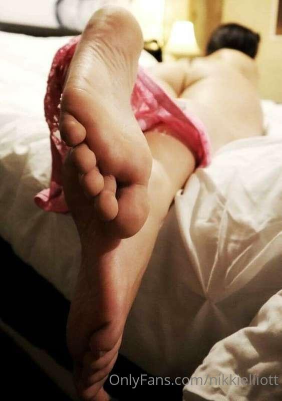 Who loves a foot fetish?🧐 Happy Friday💋 Any other fetish req..