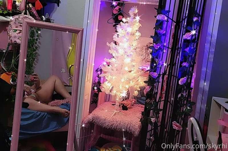 Do you want this pussy under your Christmas tree? 😋

Sending..