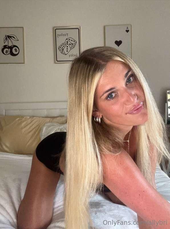 This pic has no business being this cute… or this dangerous ..