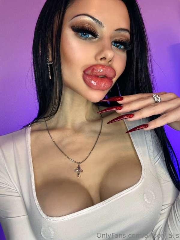 Forgetting to wear a bra lately 🤍