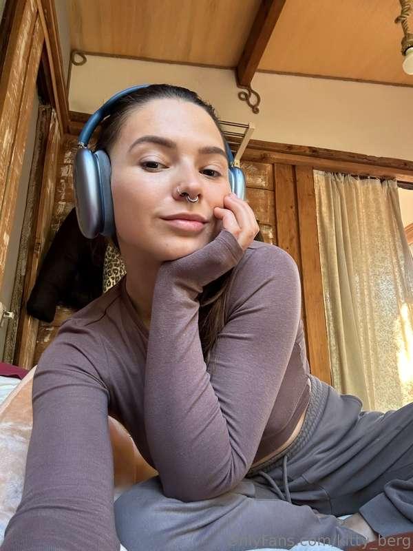 Guess what song I’m listening to🎧