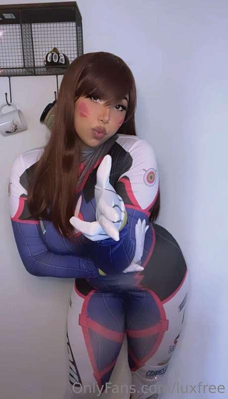 hi I’m cute and also someone stole my DVa cosplay nerf gun a..