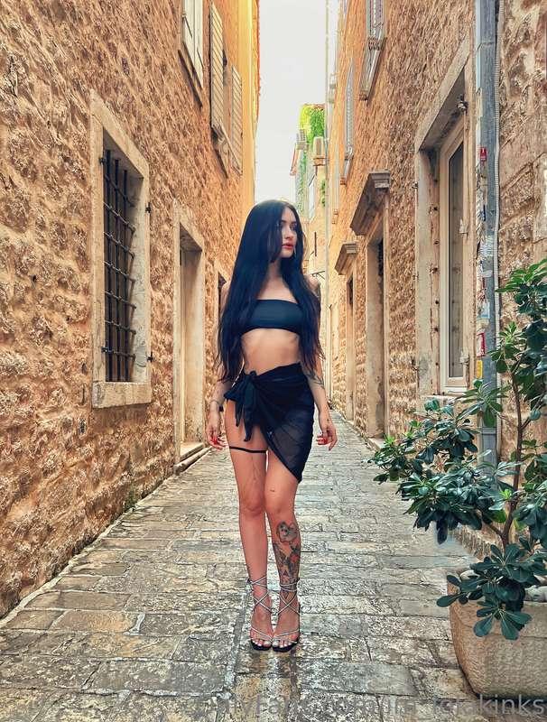 I love dressing up nicely and walking around the city.🥰I hop..