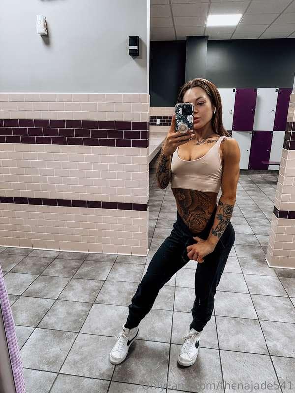 Checking my gym outfit! 🔥