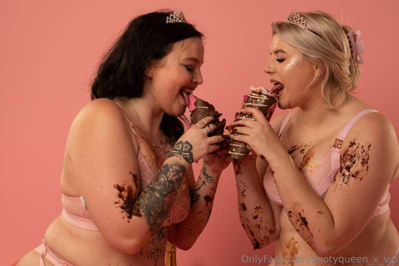 What more could you want?! 2 hot girls and cake! 
Go follow ..