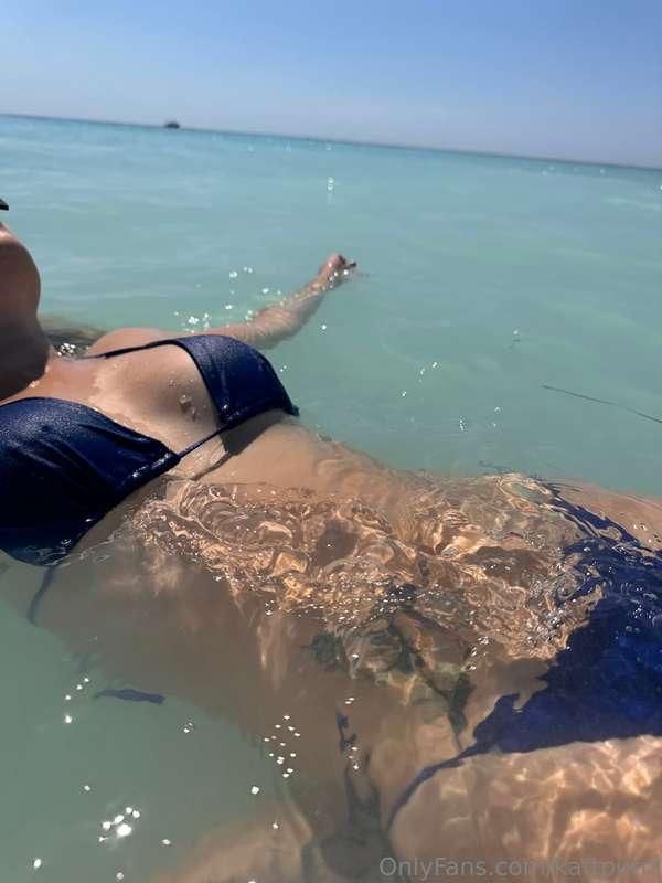 A bikini tells a thousand words 💙