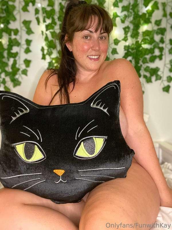 Do you like my kitty....pillow?! Also, my pussy is freshly s..