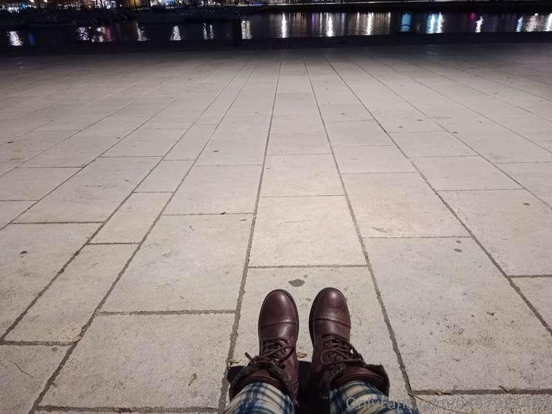 ให้ชื่อภาพนี้ว่า "ท่ามกลาง" 😊