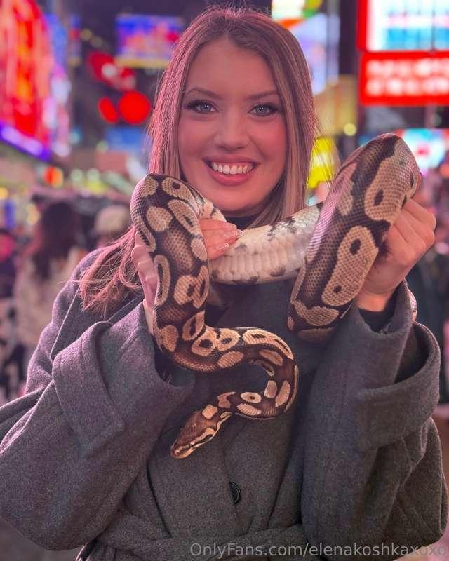 You guys!!! Look 👀 🐍 New York is so fun 