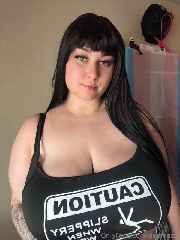 the girl next door’s a sweetheart…
but such a slut 👀

our ne..
