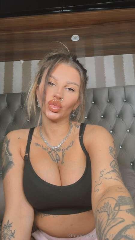 Sweet on the outside… filthy in the DMs😘