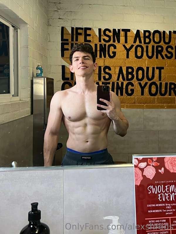 this cut has my abs looking crazyyy 🥹 just wait for me to hi..