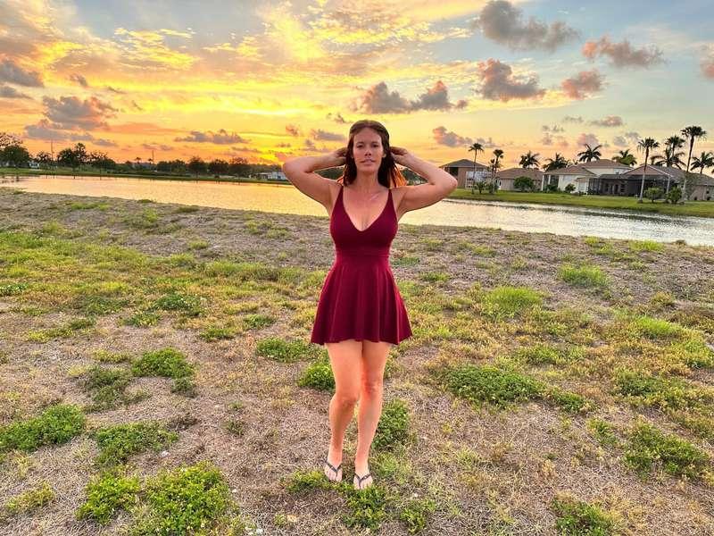 I love this video… I suck his dick in this dress while showi..