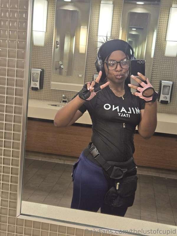 Heyy y'all! It's Sunday funday 😜 make a gym fan fiction of m..