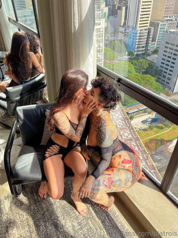 privilege for me is to feel this sweet kiss 😋 @julh4
