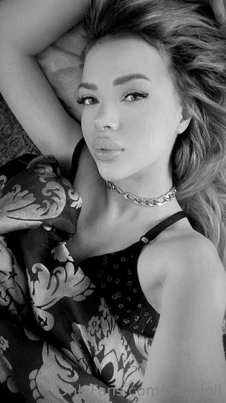 Baby, I'm waiting for you in bed 💋Take my clothes off quickl..