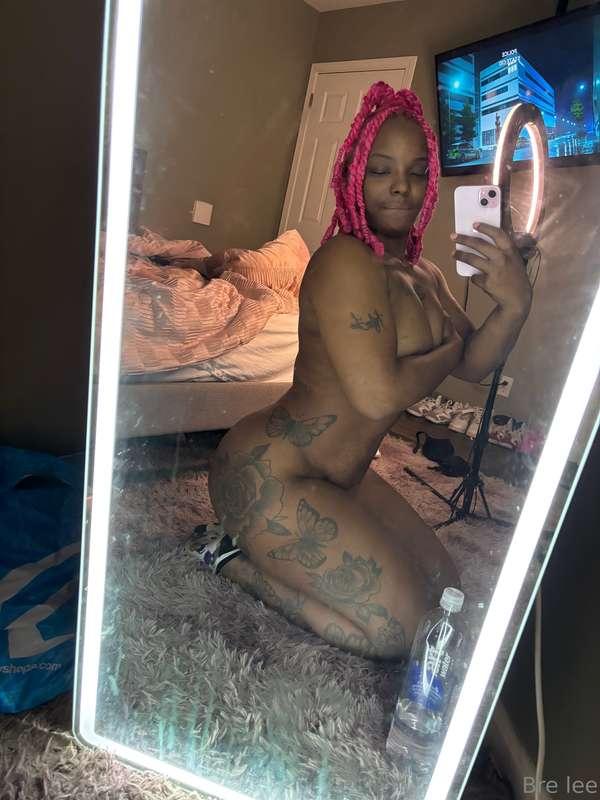 Happy Friday babes 🫶🏾 come watch me wet this bed up big dadd..
