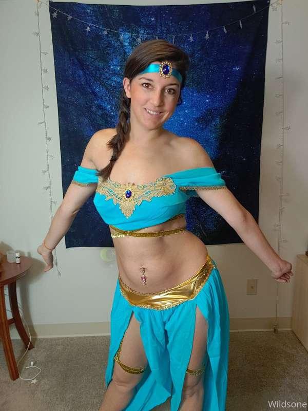 Guess who has a sexy photo shoot and a fun y blooper video? ..