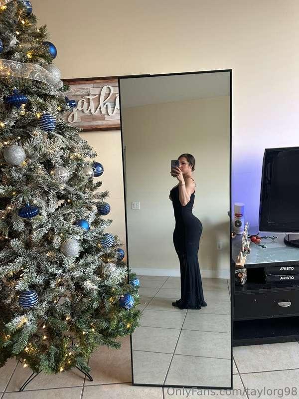 Gotta love a little black dress😍