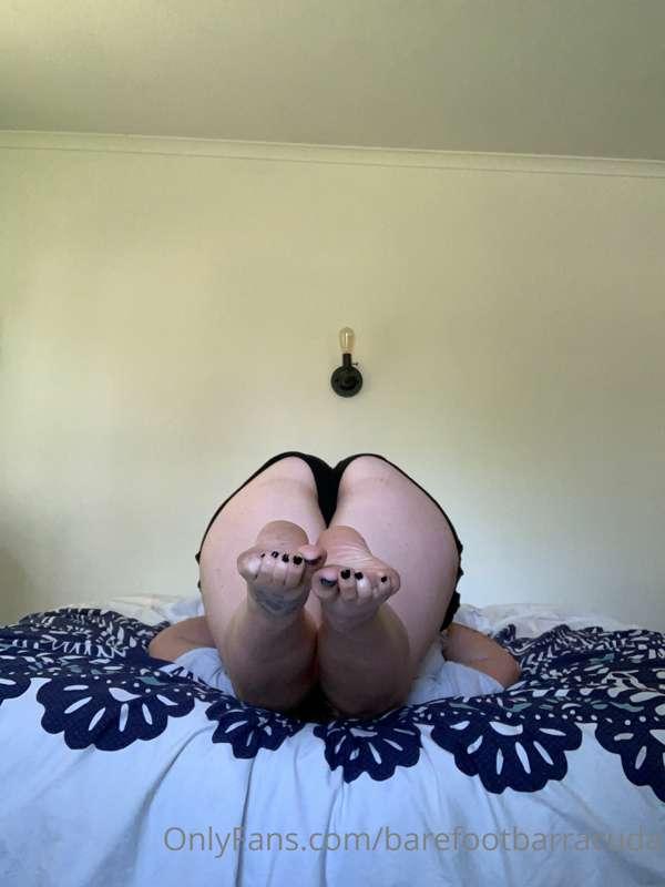 Toes, soles, and a lil booty for your Monday