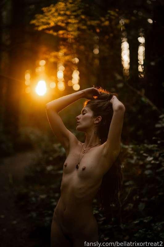 When you’re hiking back to the car after a day at a PNW beach and you see some amazing sunset lighting, you drop your clothes right where you are on the trail and get photos!

@b0ndagefairy and I were doing just that and were able to capture these most beautiful photos in about 15/20 minutes of shooting 💜

Full photo set on Pætreon which is where you can find all my professional photo shoot pictures ☺️