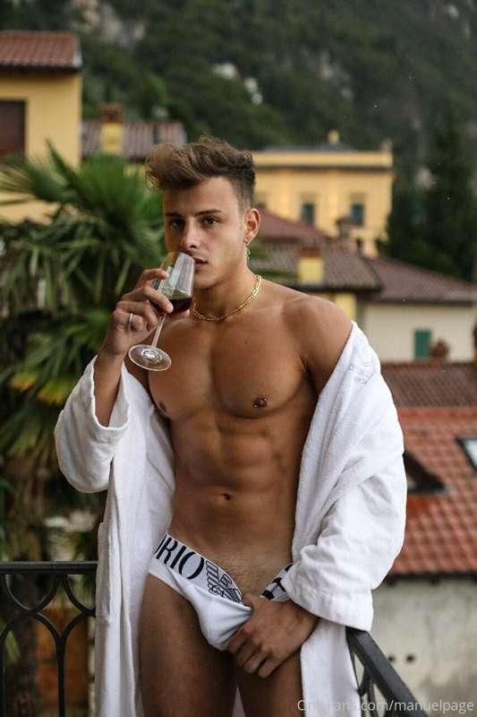 Who come to drink a glass of wine with me?🍷 I promise I’ll b..