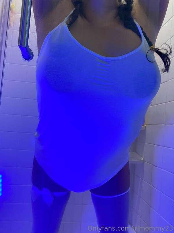 Guess where I am 🥰🥵🥵 👀👀 tits push against glass .😘 I’ve got ..