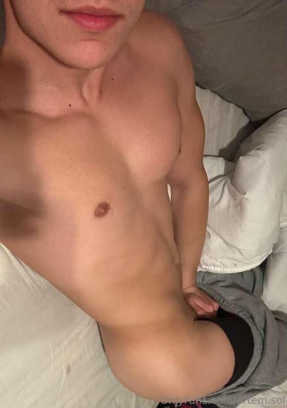 Who wants to lie next to me?😈