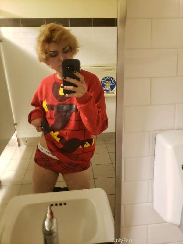 I hope everyone had a bootyful Halloween👻 Im sadly posting t..
