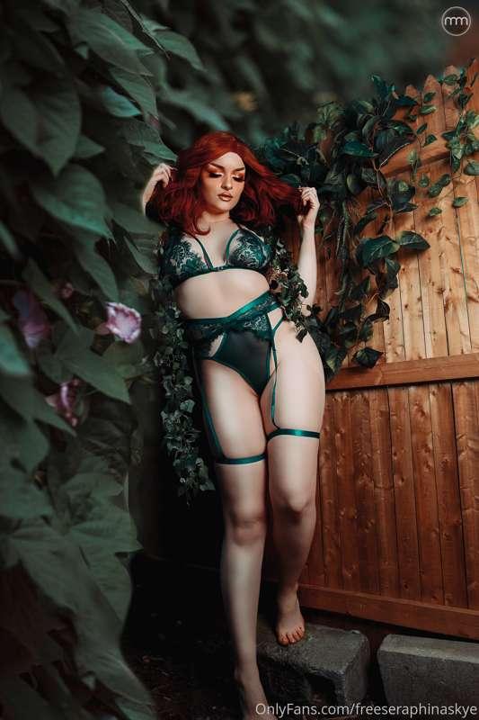 ~poison ivy~ 🌿🍄🥀✨

photo by Miss Mischief