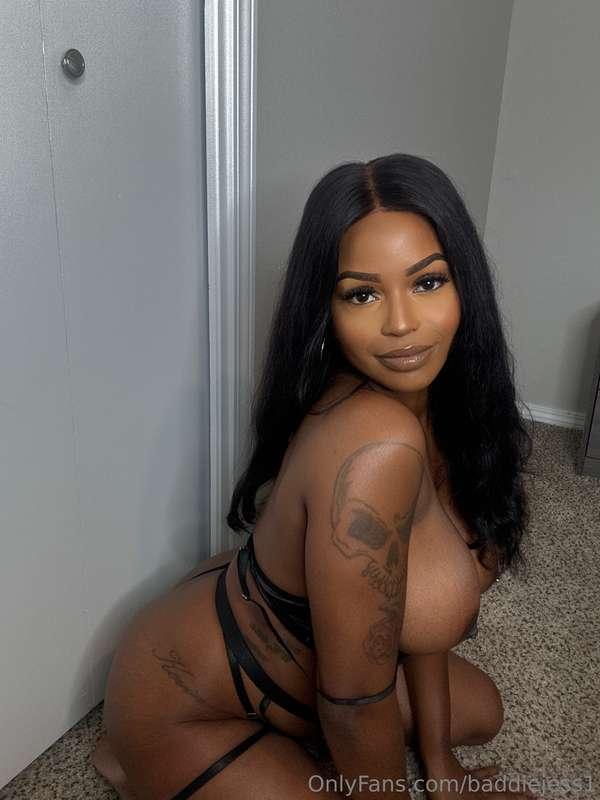 IM LIVE RIGHT NOW 😍😍😍