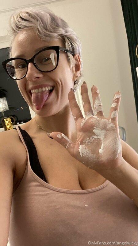 This weirdo is sending you wet white hugs and kisses ???????..