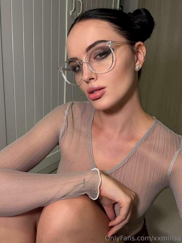 Do you like secretary ?👩🏻‍💼 On my VIP page I’ll show without..