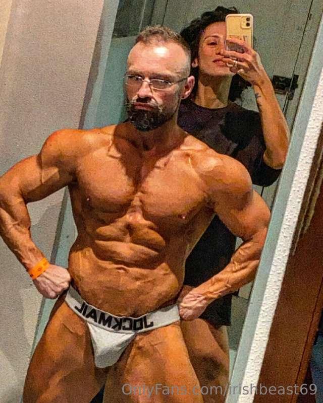SEXIEST POSE CONTEST 😈
Solo contest coming up next 💪🏻
(Only ..