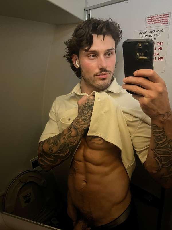 Who wants to suck me up in this airplane?😏