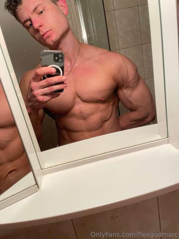 Your muscle god after shower🥵😈
