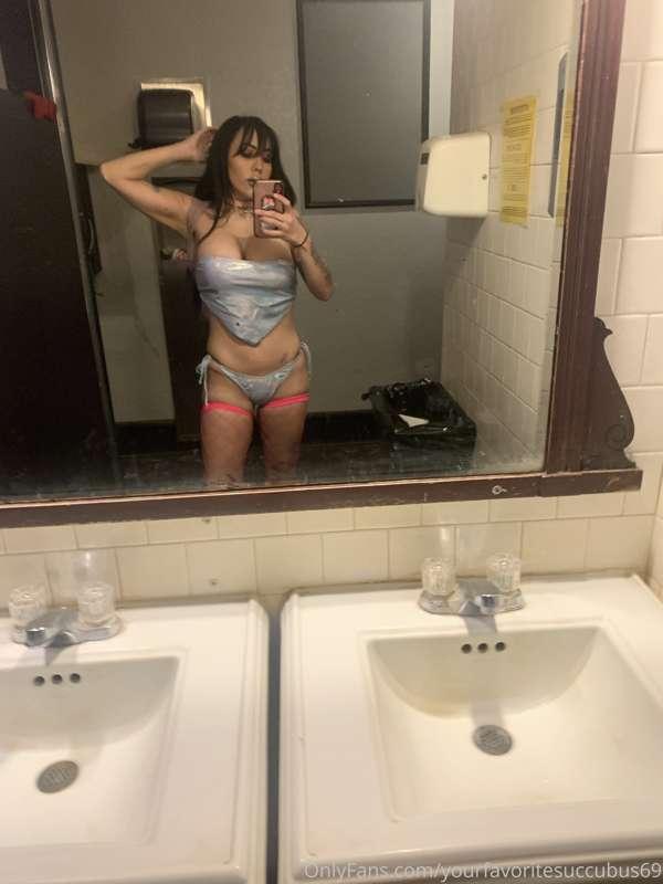 The guys here tonight are lame af so far 😭Tip me if you are ..